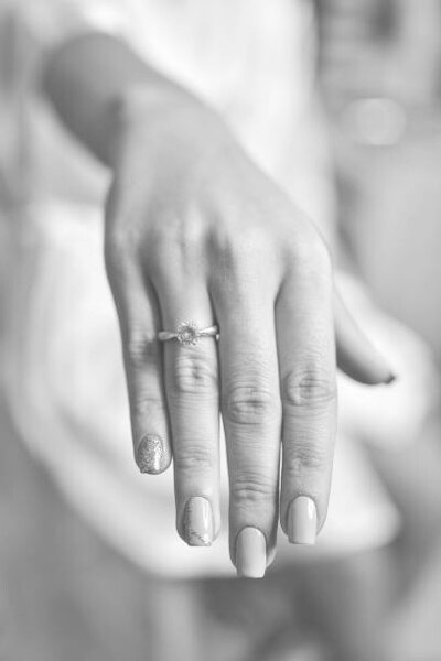 Fotografia artistica Women hand with diamond ring Wedding accessories, Kyrylo Matukhno, (26.7 x 40 cm)