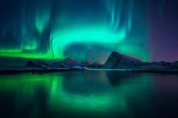 Fotografia artistica Northern Lights over the Lofoten Islands in Norway, Photos by Tai GinDa, (40 x 26.7 cm)