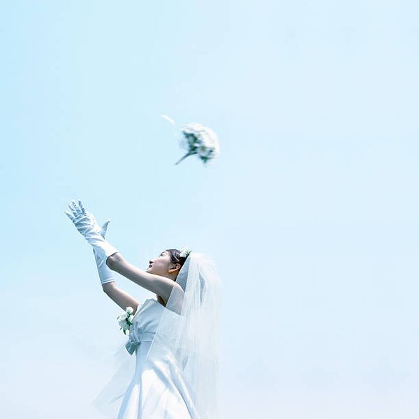 Fotografia artistica Woman Throwing A Bouquet, BLOOM image, (40 x 40 cm)