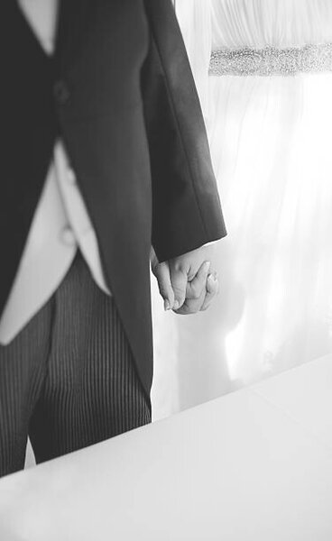 Fotografia artistica Bride and groom holding hands in, edwardolive, (24.6 x 40 cm)