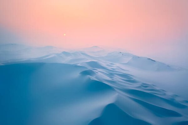 Fotografia artistica Snow covered desert sand dunes at sunset in winter, Xuanyu Han, (40 x 26.7 cm)