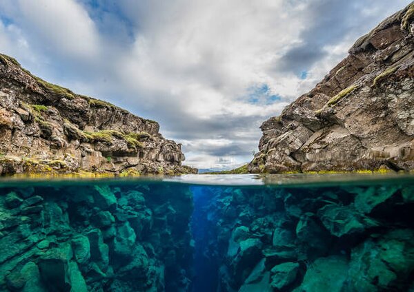 Fotografia artistica Split level view of the Silfra, by wildestanimal, (40 x 26.7 cm)