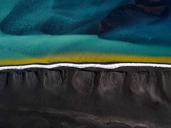 Fotografia Drone shot showing a black sand, Abstract Aerial Art, (40 x 30 cm)