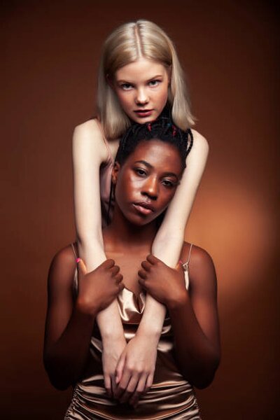 Fotografia two pretty girls african and caucasian, YunYulia, (26.7 x 40 cm)