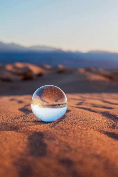 Fotografia artistica Glass Sphere on Desert Sand, Lena Wagner, (26.7 x 40 cm)