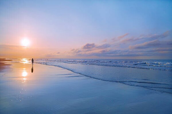 Fotografia Person walking on beach at sunrise, Shannon Fagan, (40 x 26.7 cm)