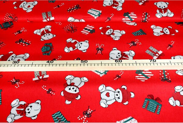 Tessuto decorativo natalizio in cotone con orsacchiotti, regali e caramelle su sfondo rosso