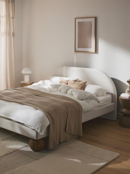 Letto imbottito con piedini rotondi in legno di quercia Rena