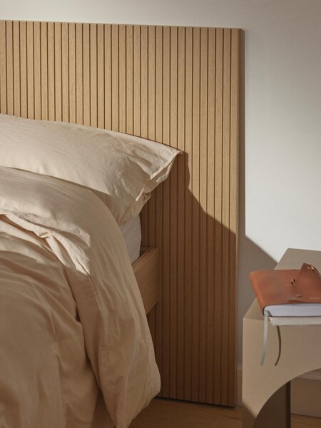 Letto in legno con testiera e vano contenitore Sato