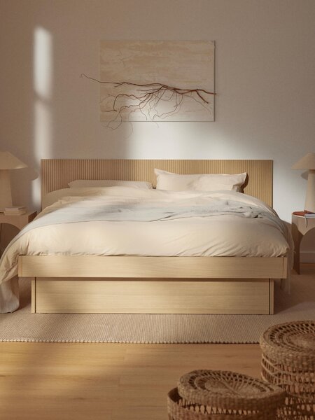 Letto in legno con testiera e vano contenitore Sato