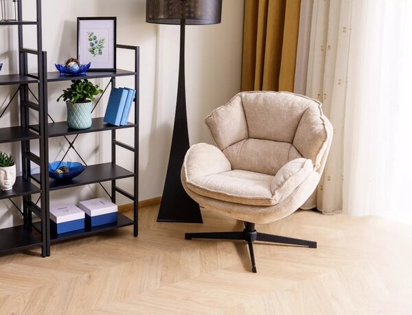 Poltrona Betty in tessuto beige con struttura in metallo nero e seduta girevole – 73x87x83 cm