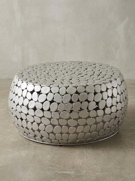 Moderno tavolino da salotto in alluminio color argento, pezzo unico realizzato a mano, design elegante. 66x66x32 cm | Kadima Design
