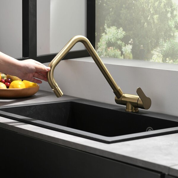 Rubinetto da cucina pieghevole in finitura oro spazzolato