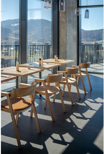 Sedia da pranzo di colore naturale in rovere massiccio con braccioli Flip – Gazzda