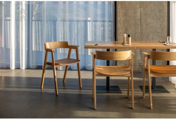 Sedia da pranzo di colore naturale in rovere massiccio con braccioli Flip – Gazzda