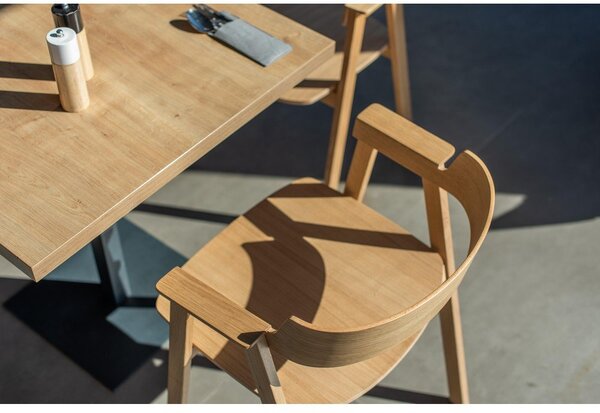 Sedia da pranzo di colore naturale in rovere massiccio con braccioli Flip – Gazzda