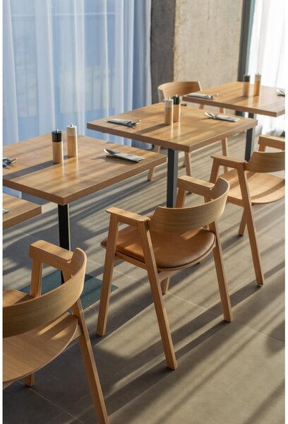 Sedia da pranzo di colore naturale in rovere massiccio con braccioli Flip – Gazzda