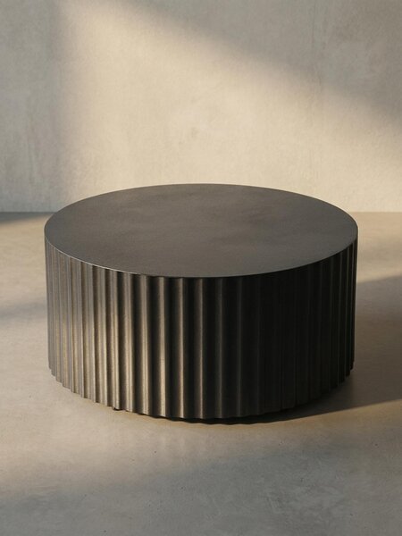Tavolino rotondo con motivo a onde, tavolino da salotto in metallo nero. 67x67x31 cm | Kadima Design