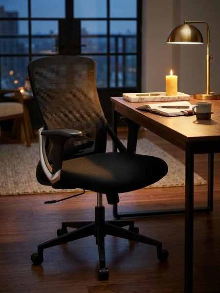 Sedia da ufficio nera con rivestimento in rete, sedia da scrivania fino a 120 kg, sedia girevole regolabile in altezza con supporto lombare, poltrona da scrivania in tessuto ergonomica con braccioli e funzione oscillante