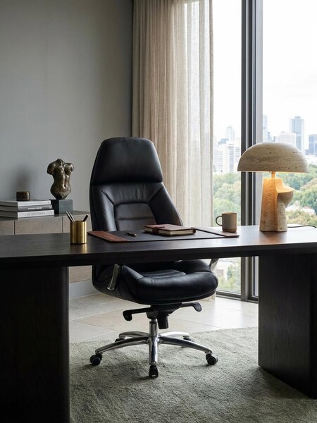Sedia da ufficio di design Rivestimento in vera pelle nera Sedia da scrivania fino a 120 kg, poltrona direzionale XXL regolabile in altezza, sedia girevole ergonomica con braccioli e schienale alto, funzione oscillante