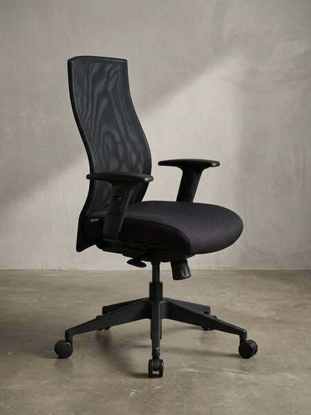 Sedia da ufficio Parma: schienale in rete, meccanismo sincronizzato a 3 punti, base in nylon, portata 120 kg, ruote in moquette. 65x65x113 cm | Kadima Design
