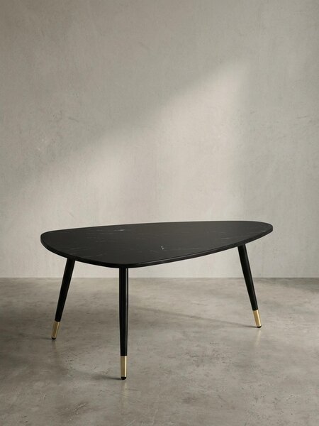 Tavolino da salotto 90x60x41 cm con effetto marmo nero, tavolino da salotto a tre gambe con struttura in metallo, tavolino triangolare da salotto, tavolino ausiliario