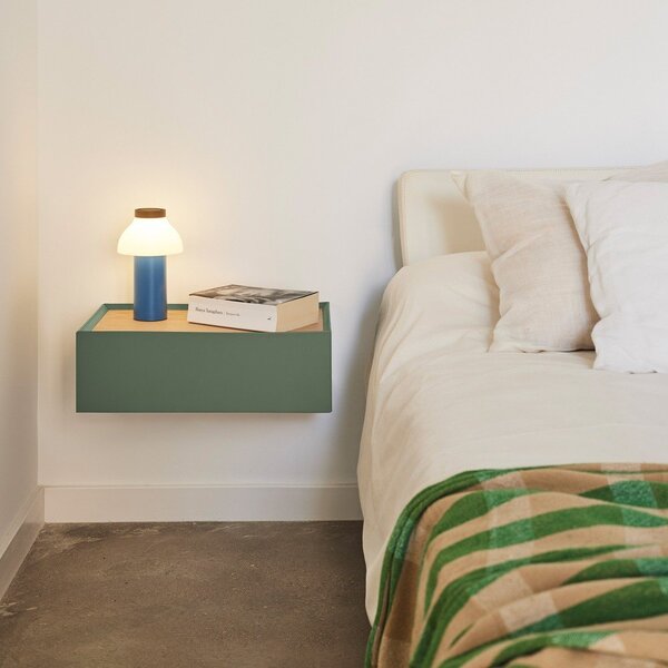 Comodino verde con piano effetto rovere da parete Arista – Teulat