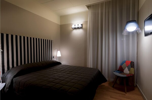 Applique da muro tre luci in Sandylex CAMILLA TRIS 44x20xh16 cm - 3,5 Kg paralumi bianchi telaio colore nero