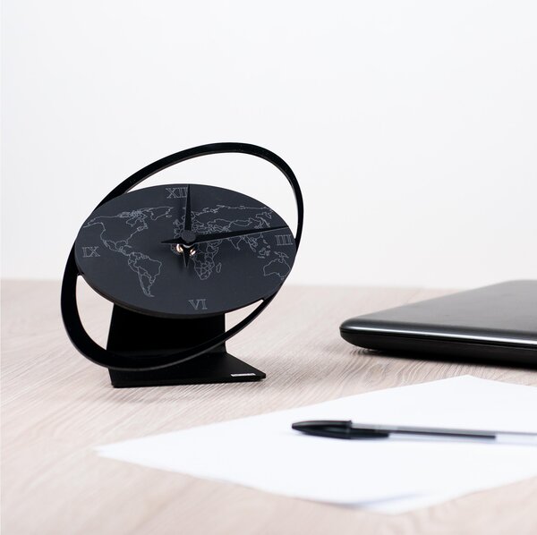Orologio da tavolo global thinking , dimensioni 24x6xH18 cm, peso 0,245 kg, spessore 2 mm colore nero satinato