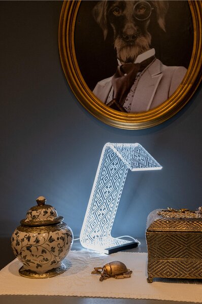 Lampada da Tavolo a Led Media DECORO ETHNIC 13,5x24x34h cm 0,25 w - 24 Volt C-LED in Plexi con decoro inciso al laser