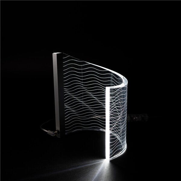 Lampada da tavolo WAVES in cristallo acrilico inciso al laser 16,5x11xh20 cm 5 W -6.000 K in plexiglas acrilico piegato a manne ed inciso