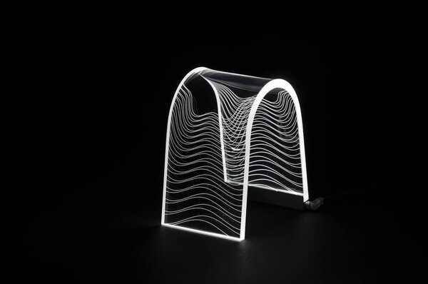Lampada piccola arc waves, dimensioni 15,5x10,5xH17,5 cm, spessore 10 mm alla base luce calda