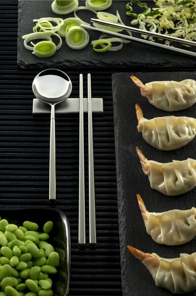 Set KYOTO SUSHI in acciaio 18.10 forgiato accoglie 3 posate ,Chopstick 250 mm , Cucchiaio 183 mm finitura inox lucido pi� poggia posate