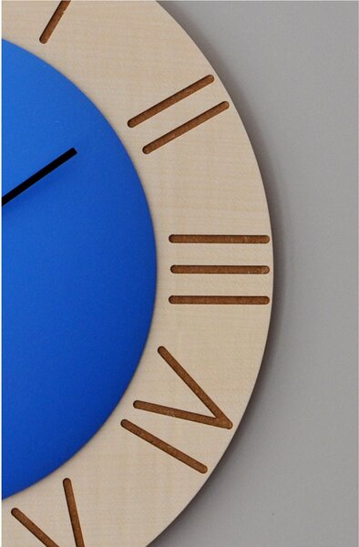 Orologio da parete Ettore rotondo diametro 26 cm , in faggio con calotta in MDF colorata , numeri romani colore quadrante blu