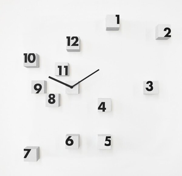 Orologio parete RND Time 2 composto da piccoli cubi posizionabile random sul muro Bianco numeri neri