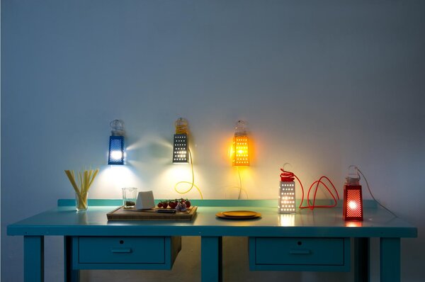 Lampada da Tavolo, Applique Cacio & Pepe colore blu dimensioni 10 x 7 x h18 cm, raccomandato il LED da 6W, realizzata in laprene, policarbonato con cavi in diversi colori