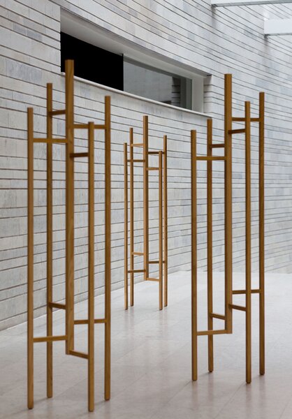 Appendiabiti Eigen in legno massiccio, dimensioni 47 x 47 x h175 cm, peso 6 Kg, finitura quercia
