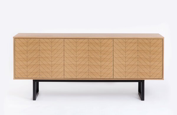 Credenza Camden Stampa a spina di pesce in legno ingegnerizzato e massiccio, dimensioni 175 x 45 x h75 cm, peso 48 Kg, finitura legno di quercia, nero