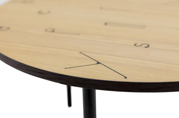 Tavolino Arty 70 Letter in legno ingegnerizzato, acciaio, dimensioni 70 x 70 x h40 cm, peso 5 Kg, finitura rovere, nero