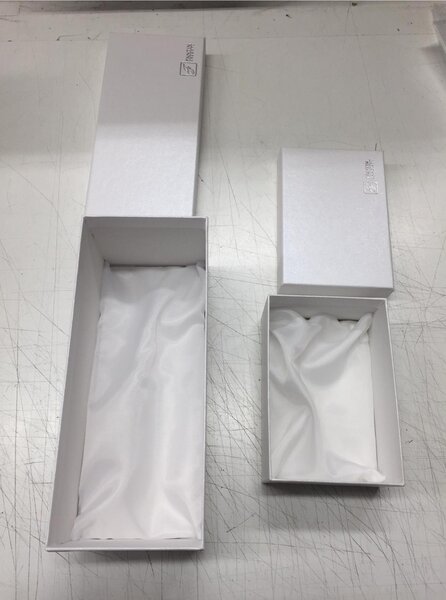 Angelo in resina colore bianco luna, con decoro Cuore h 12 cm in scatola regalo, ideale per uso bomboniera