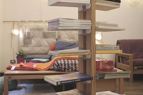 Libreria verticale a colonna DOPPIA ZIA BICE 42x30xh 155 cm con struttura I in legno massello di faggio evaporato colore Naturale Mensole in acciaio smaltato