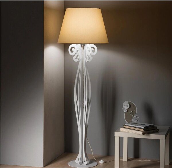 Lampada da terra raffinata CIRCEO in metallo, dimensioni 60x h 180 cm, forma di reticolato, simile a una classica piantana colore Bianco Marmo con paralume colore Avorio