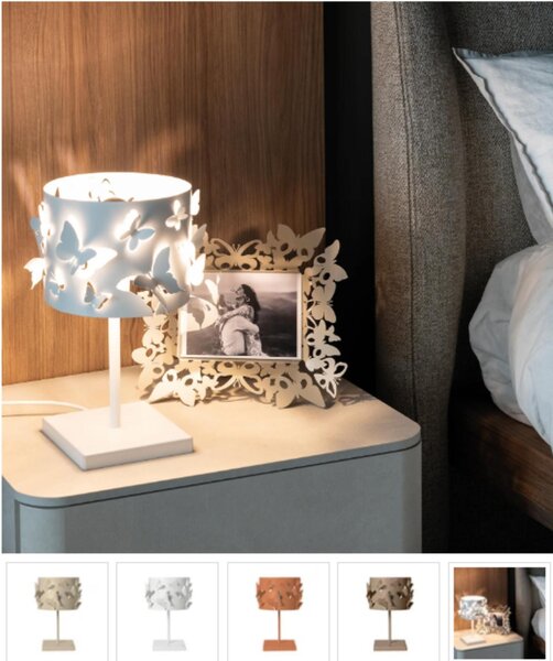Lampada da tavolo in metallo con Design di farfalle a rilievo Dimensioni 12x12 x h37 cm parti traforate di ali che sono in rilievo colore Glicine