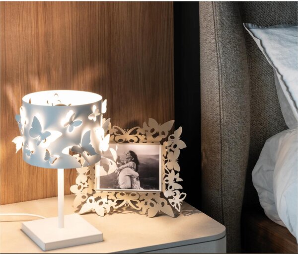 Lampada da tavolo in metallo con Design di farfalle a rilievo Dimensioni 12x12 x h37 cm parti traforate di ali che sono in rilievo colore bianco marmo