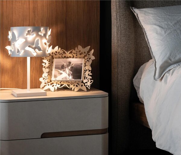 Lampada da tavolo in metallo con Design di farfalle a rilievo Dimensioni 12x12 x h37 cm parti traforate di ali che sono in rilievo colore Crema