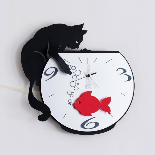Orologio a Pendolo con Gatto che affetta il pesce rosso TOMMY AND FISH in metallo, 37x35h, colore Nero Goffrato