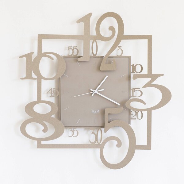 Orologio da parete � formato da due parti AMOS La prima � la base quadrata con una cornice sottile e numeri di forma irregolare in metallo, 50x5Px50h, quadrante in vetro Sabbiato colore Beige
