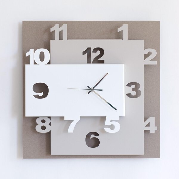 Orologio da parete composto da tre livelli. I due pi� superficiali sono di forma rettangolare ZIGGURAT dimensioni 40x8x h 40 cm colore Bianco Beige e Sabbia