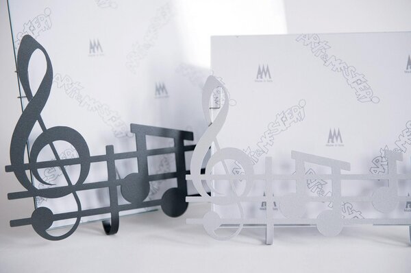 Porta Foto Musica piccolo in metallo, dimensione 17x25h - per foto 20x15h, colore Nero Goffrato