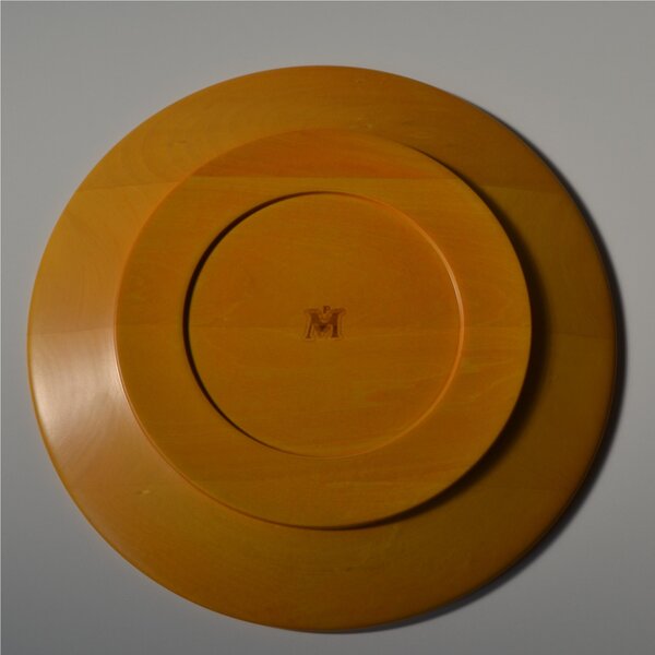 Sottopiatto in legno massello � 32xh 3,2cm con legno massello di tiglio , il piatto � lavorato e tornito singolarmente a mano giallo
